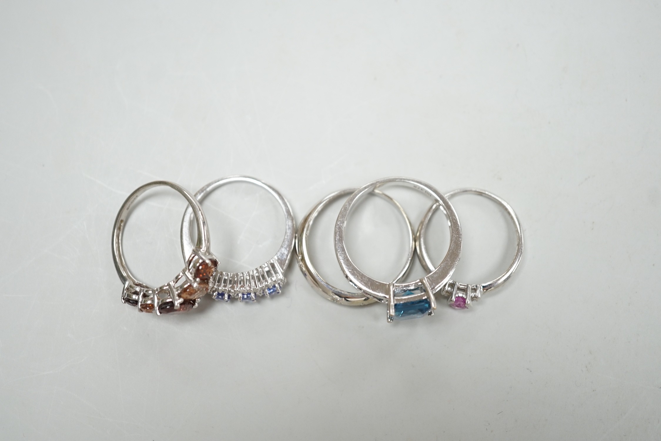 Five assorted modern 9ct white gold and gem set dress rings, including gypsy set diamond chip, gross weight 12.6 grams.